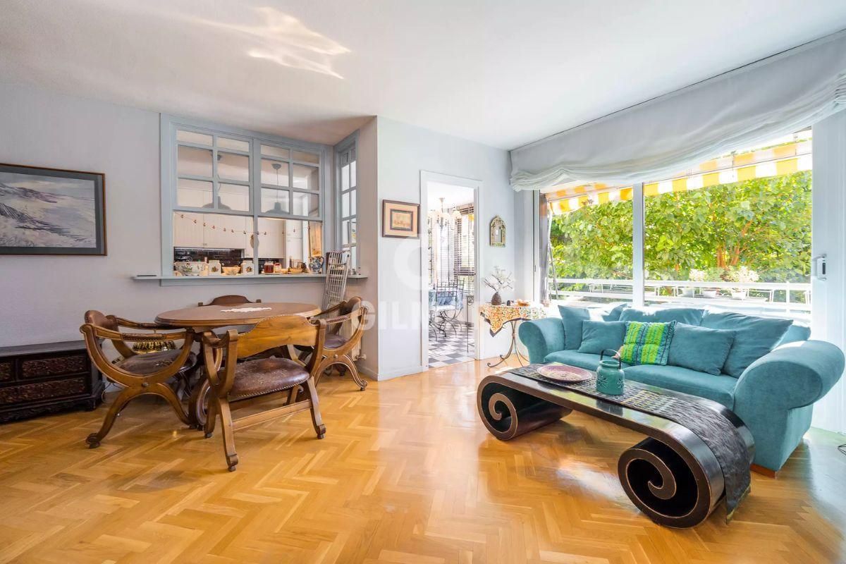 Este piso en Pozuelo de Alarcón destaca por su espacioso salón (y cocina)