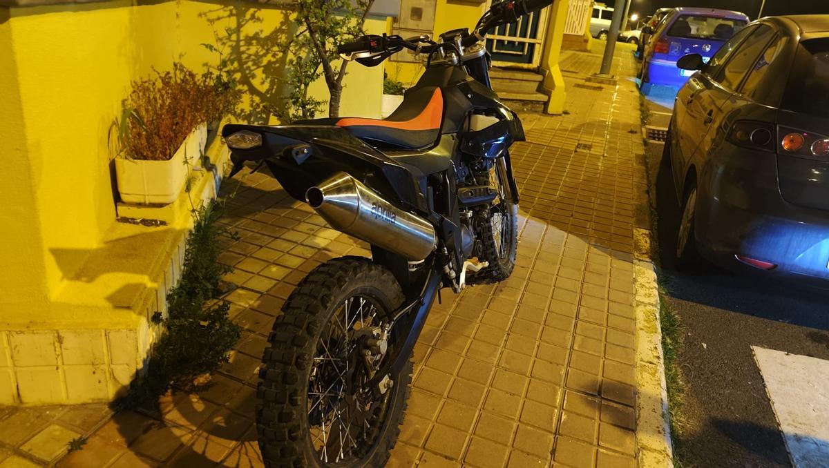 Fotografía de la motocicleta robada en el momento de su localización.