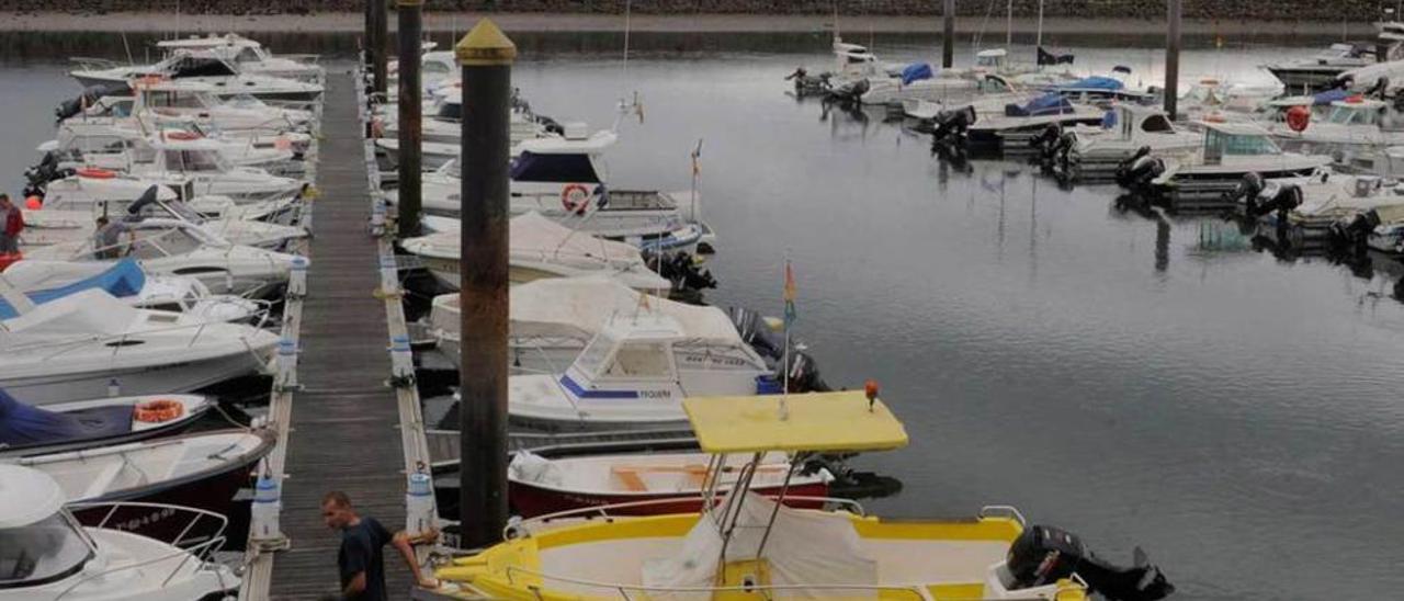 Embarcaciones recreativas en los pantalanes de El Puntal, en Villaviciosa.