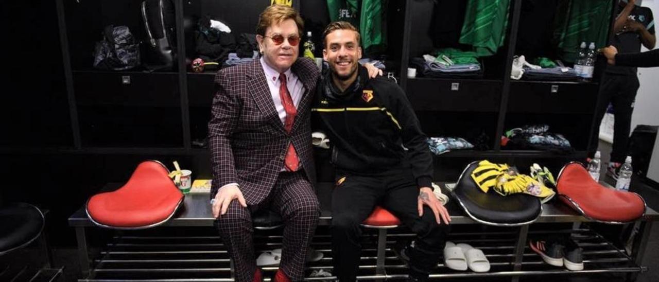 Elton John posa junto al alicantino Kiko Femenia en el vestuario del Watford
