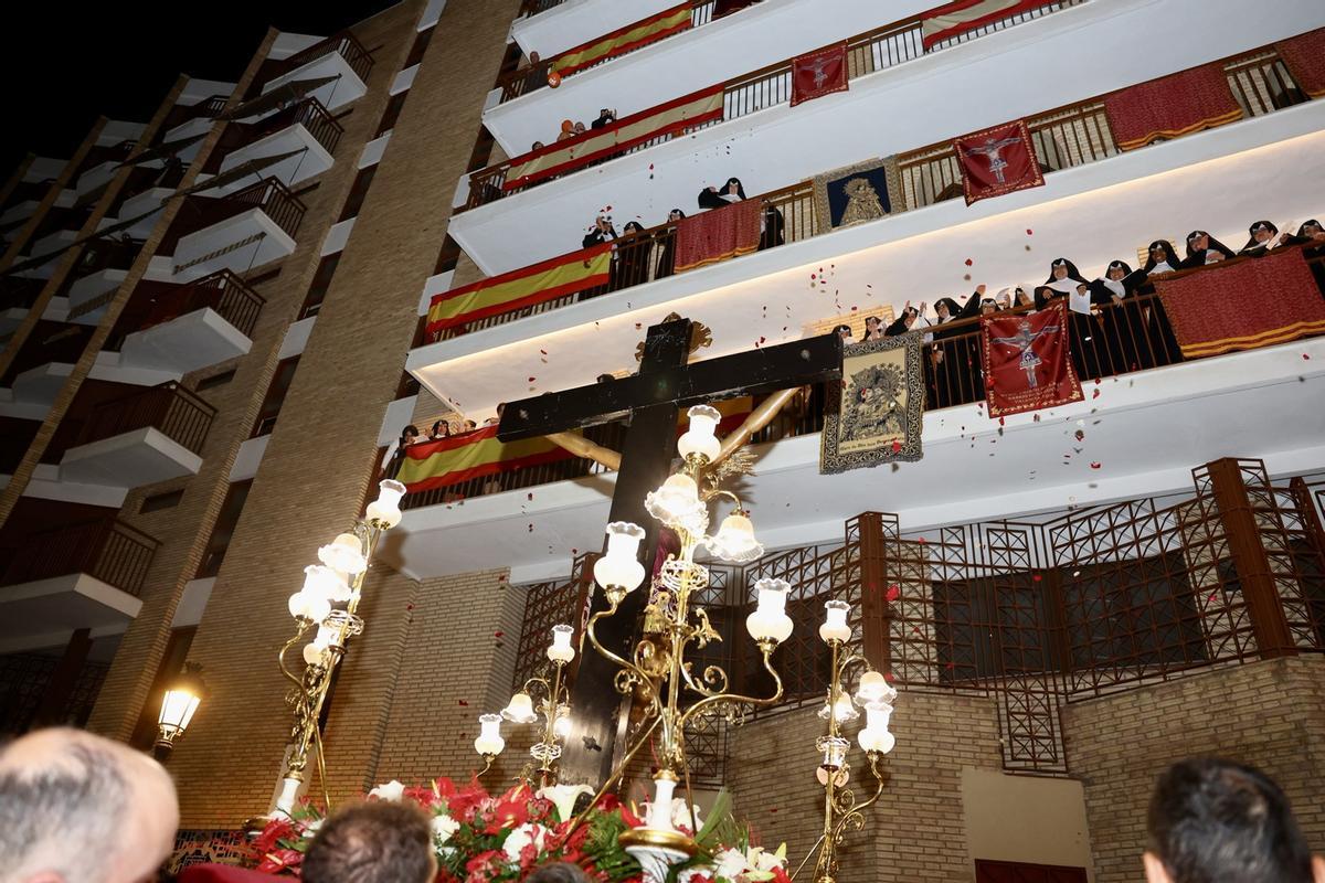 El Cristo de la Fe desfila por Saïdía acompañado por Carmen Prades y la corte mayor