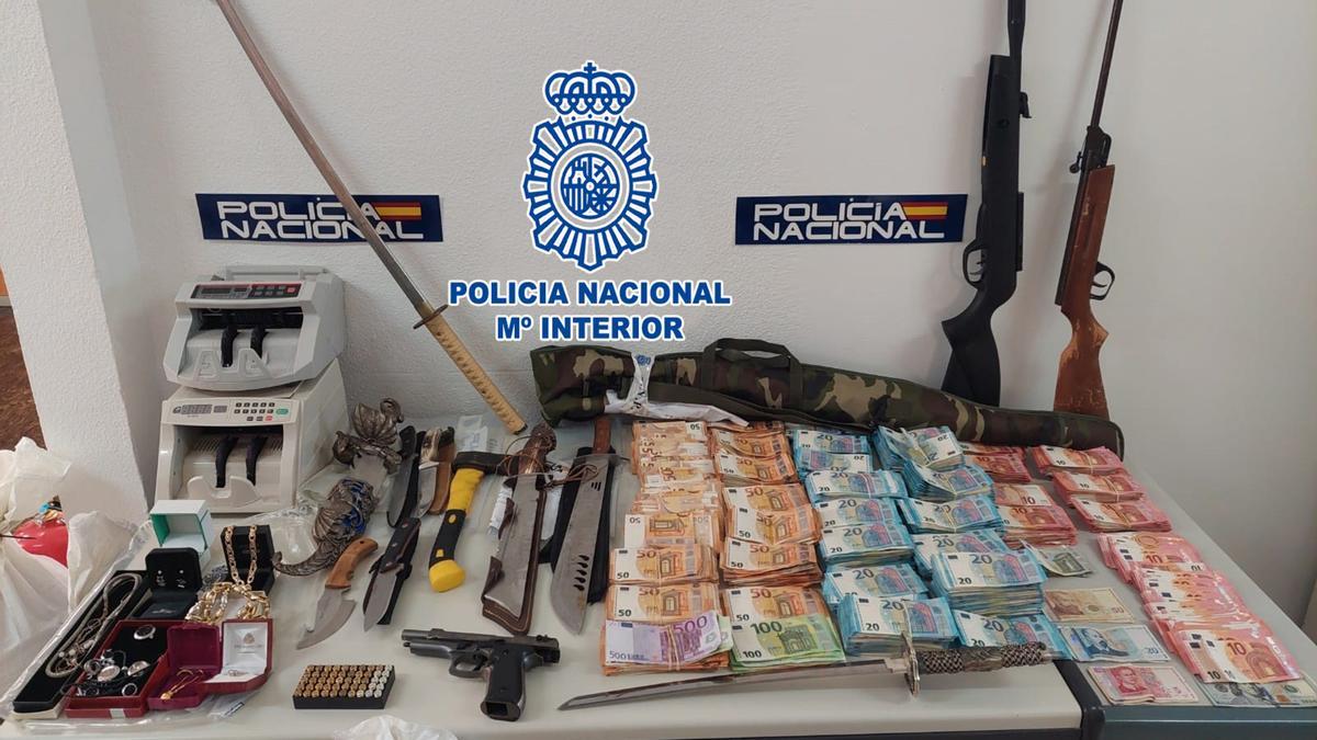Diners, joies i armes que els agents de la Policia Nacional han trobat en l&#039;escorcoll de cinc domicilis durant un operatiu policial en contra del tràfic de drogues