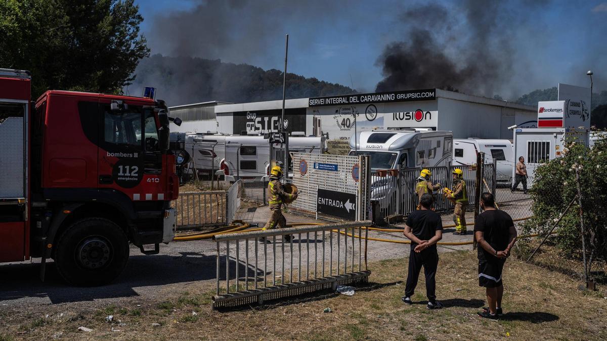 Incendio en un concesionario de venta y alquiler de caravanas y autocaravanas, Caravanas Cerdanyola.