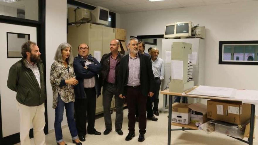 Cores Tourís y Juncal junto a la dirección y profesorado del IES Johán Carballeira.