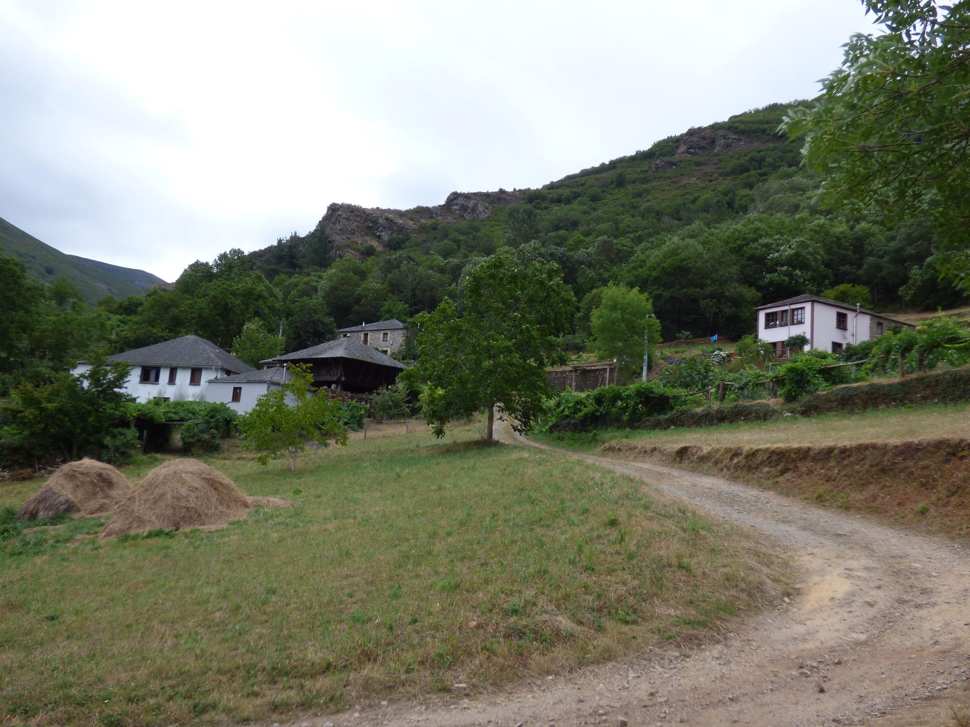 Pueblos guapos de Asturias: Riodeporcos (Ibias), al que se llega cruzando un puente