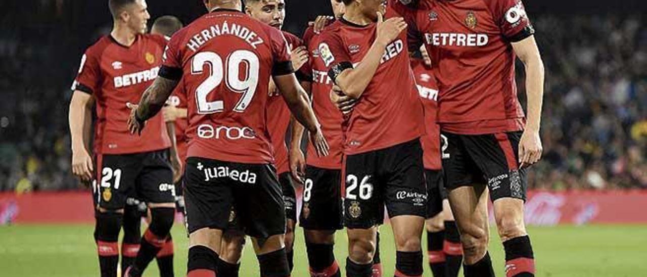 Budimir y Kubo celebran uno de los tres goles marcados al Betis.