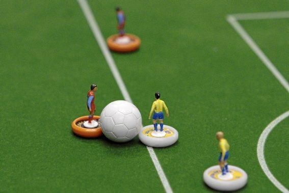 Eine ruhige Hand ist beim Subbuteo gefragt.