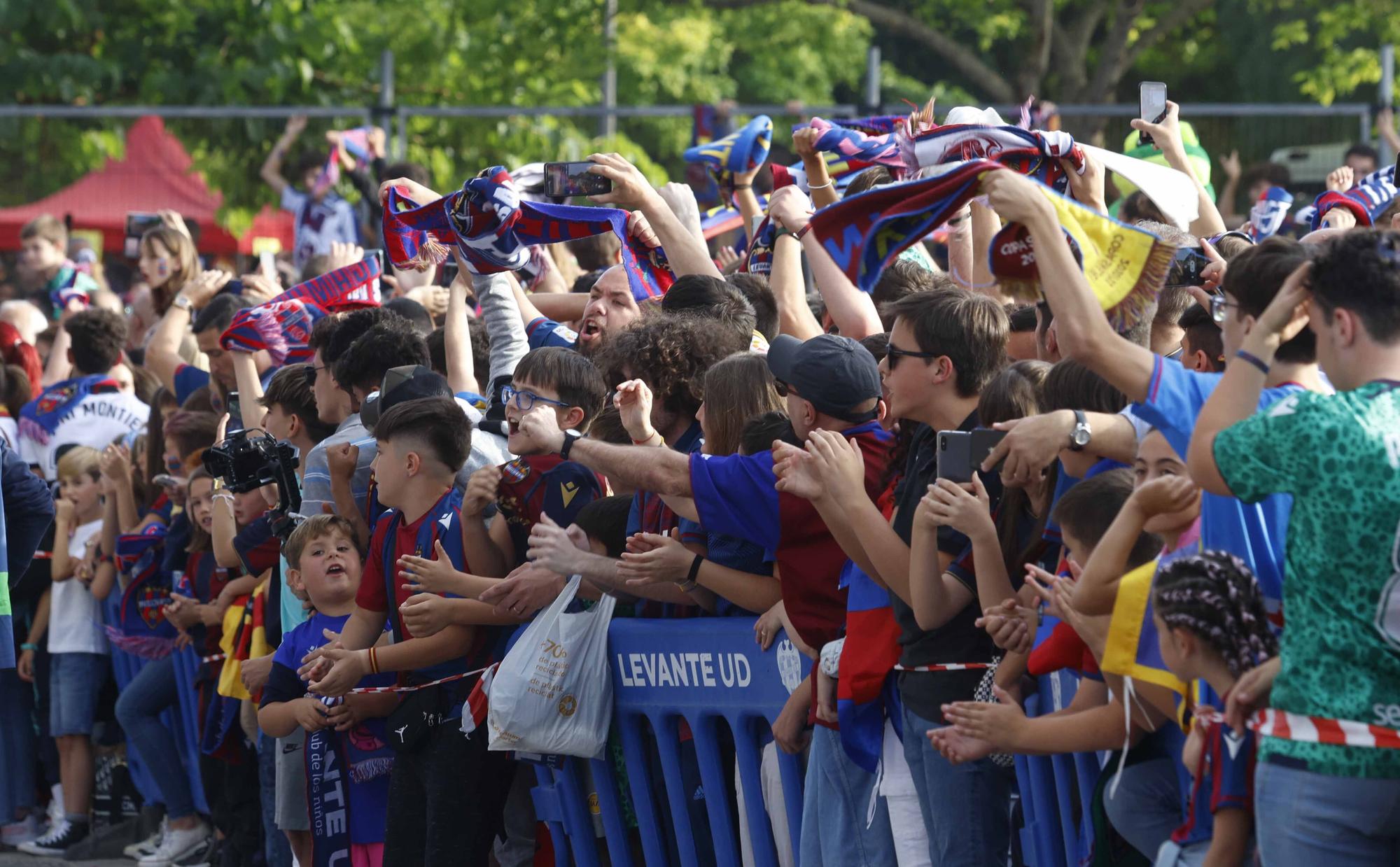 Recibimiento de la afición levantinista al equipo