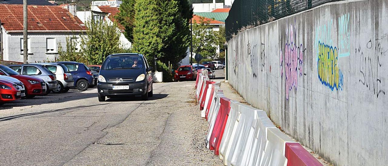 La Estrada do Torreiro, en Chapela, lleva tres años a la espera de la reposición de las aceras. |   // FDV
