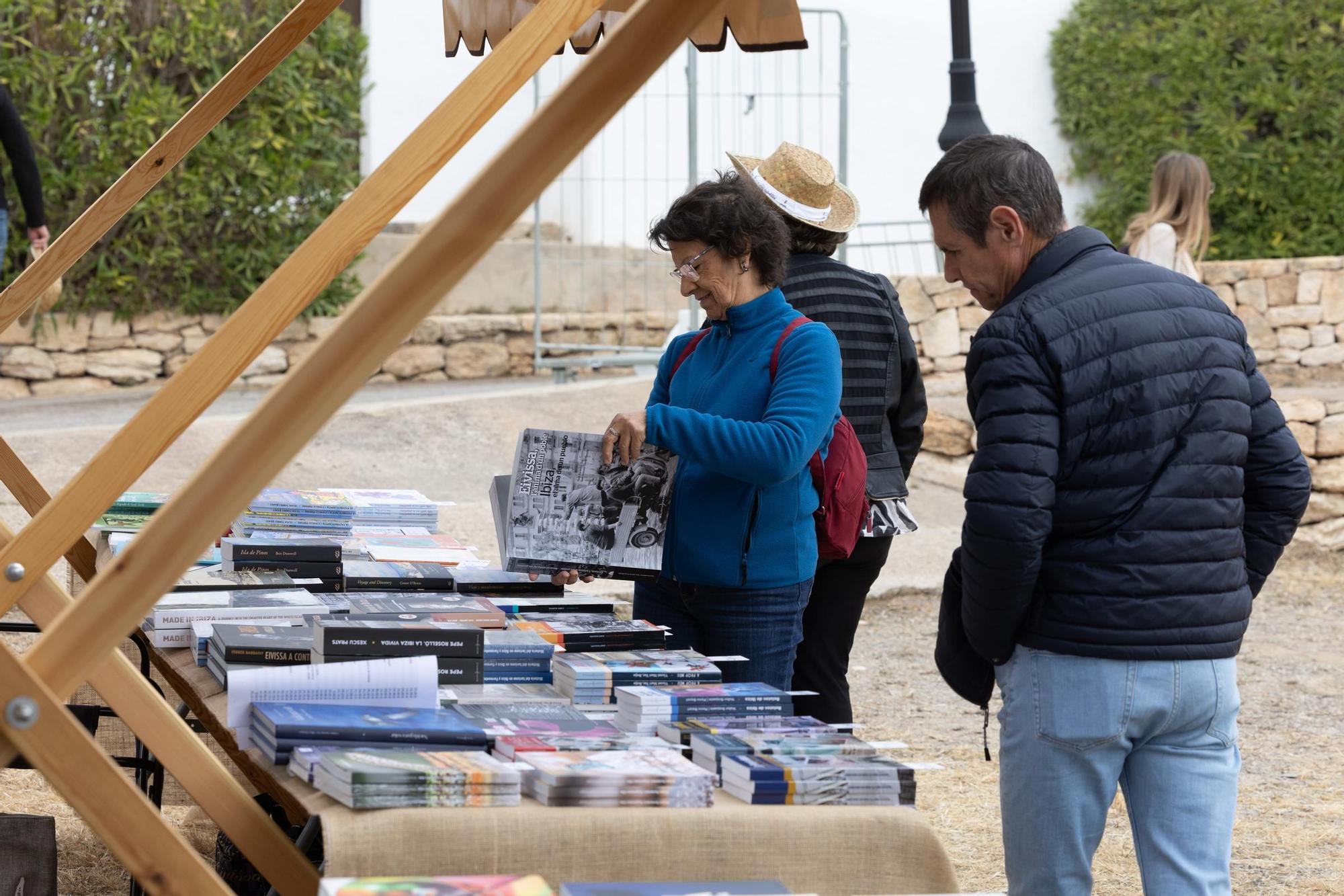 Galería: Día del Libro en Sant Antoni y en Sant Llorenç