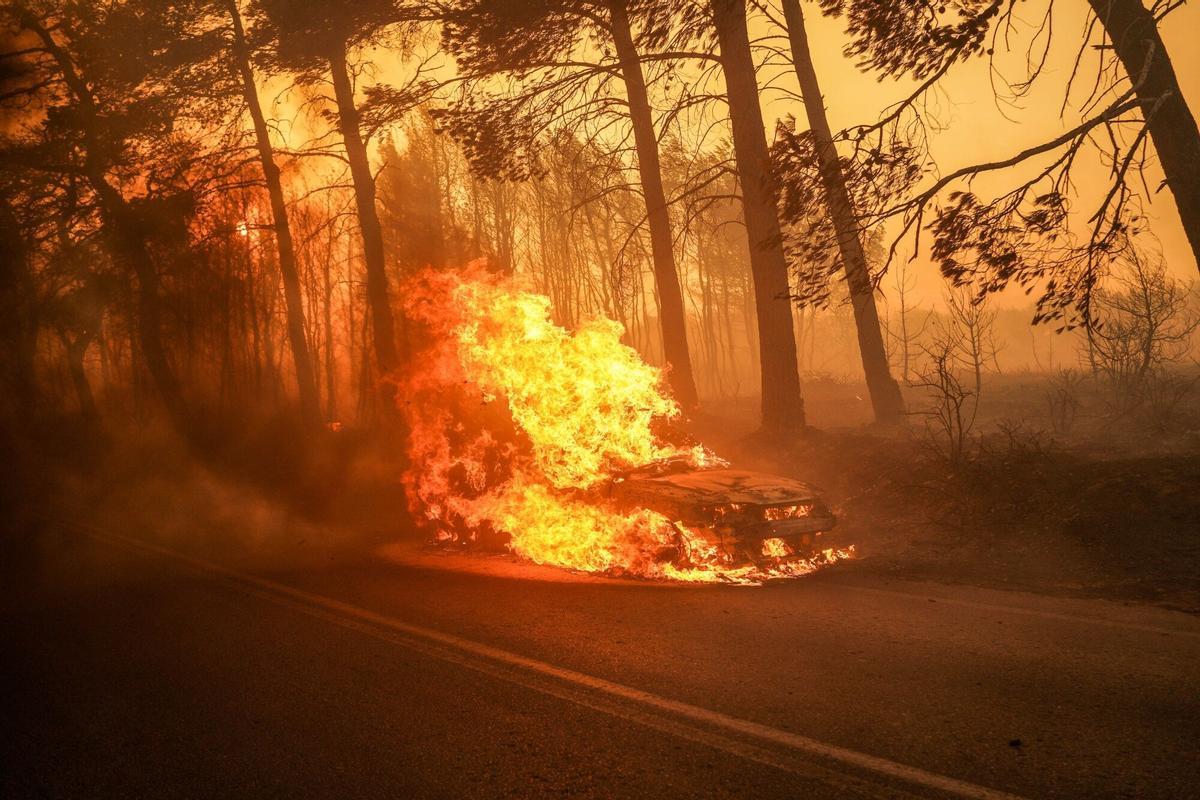 Dos grandes incencios cerca de Atenas obligan a evacuar a miles de personas