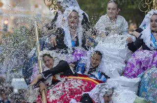 Vive el Coso Multicolor de las Hogueras en Alicante: fecha y nuevo recorrido