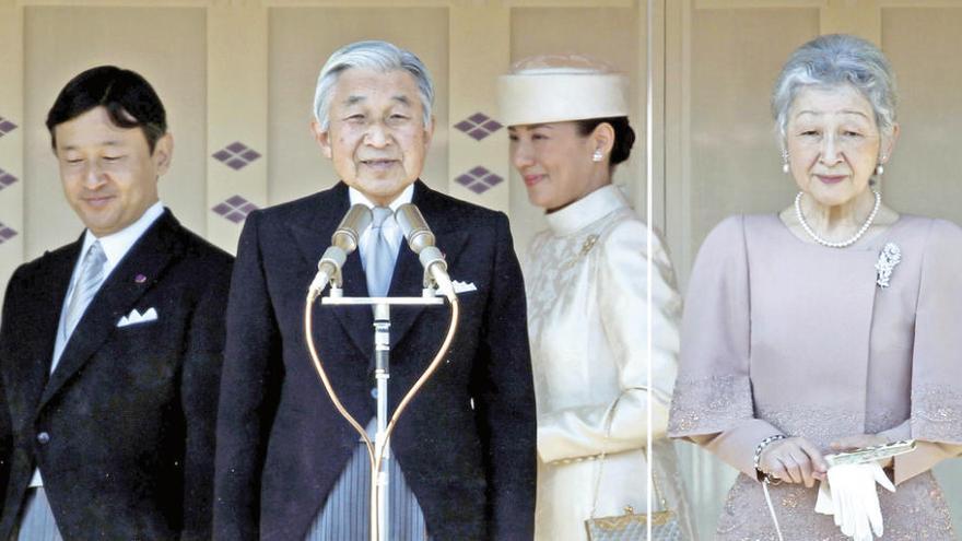 El emperador Akihito y su mujer, la emperatriz Michiko, durante un discurso. // FDV