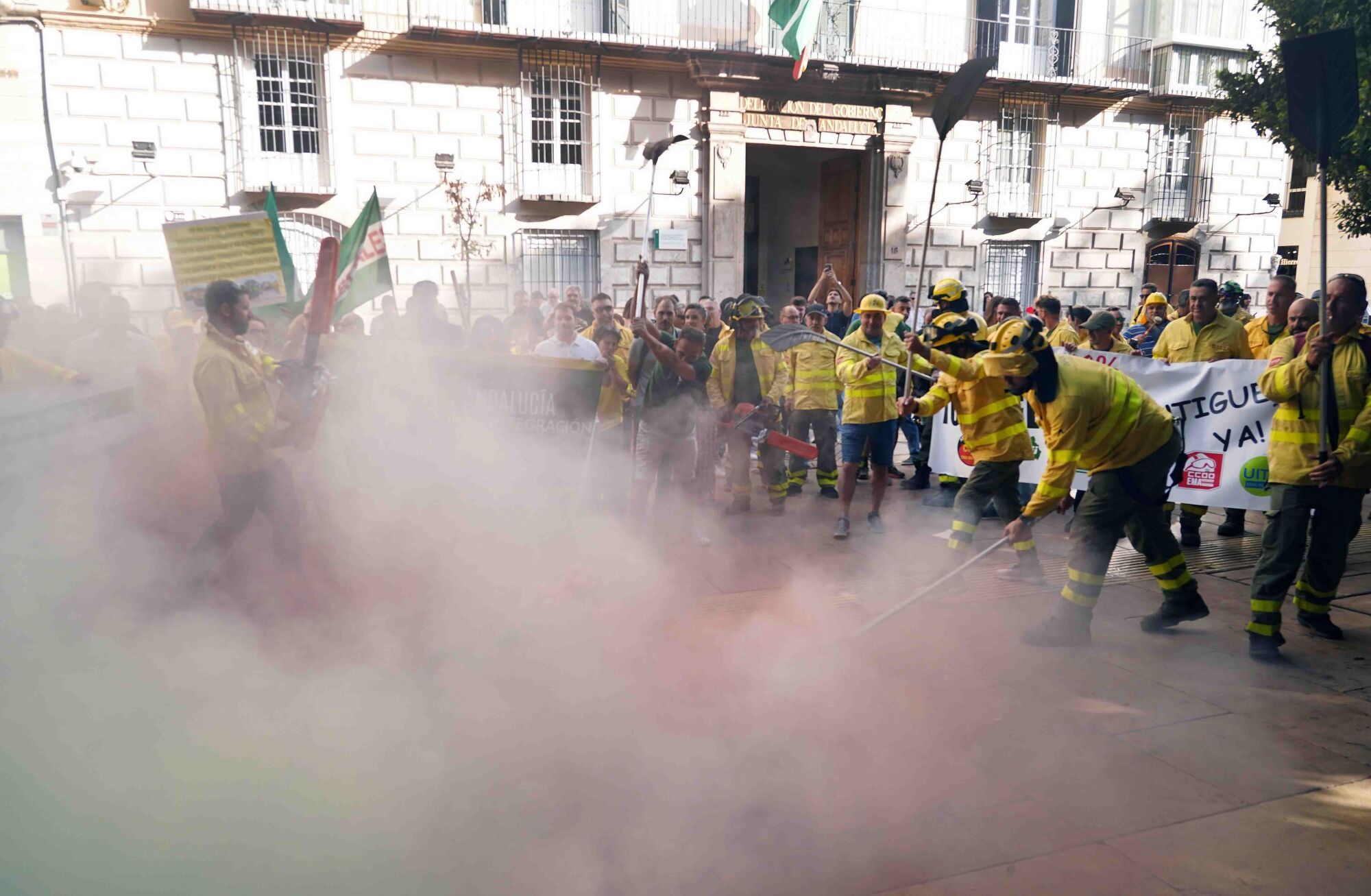 Los bomberos del Infoca se manifiestan en Málaga: 'Nuestros derechos se luchan y se defienden', convocada por CGT, CCOO, UITA, CSIF, SIBFI y Movimiento Infoca, por las precarias condiciones del servicio de extinción 