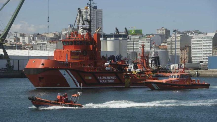 Tres embarcaciones de Salvamento participan en un simulacro en el puerto de A Coruña.