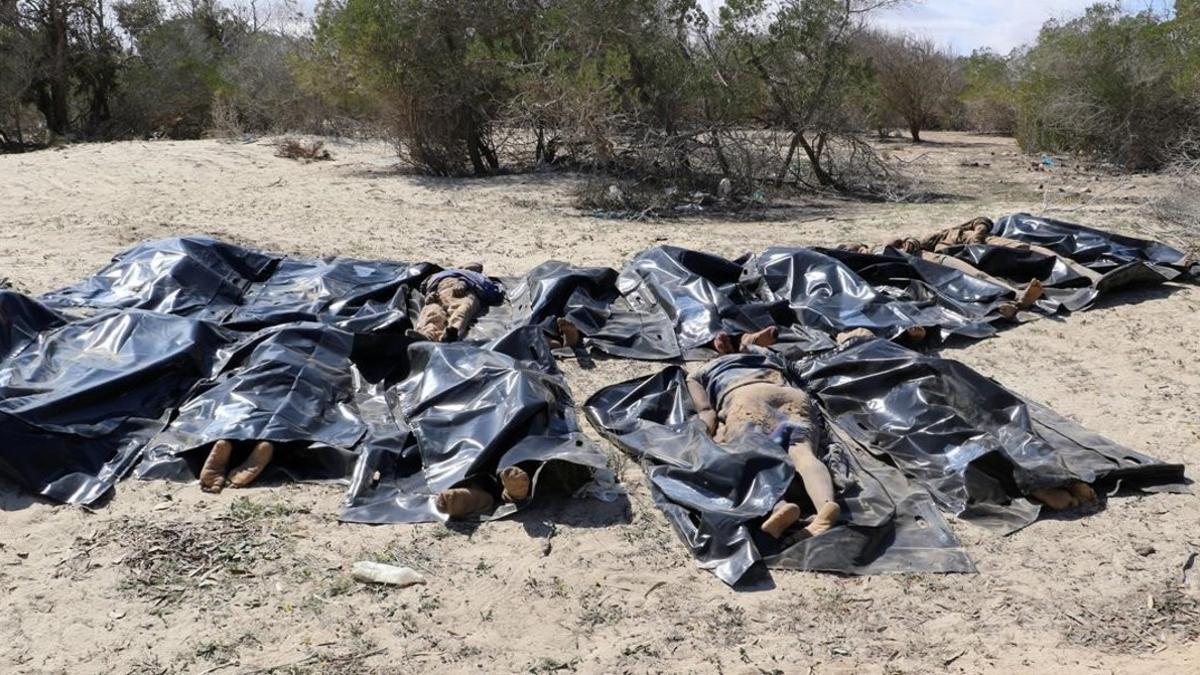 Cadáveres de inmigrantes amontonados en la playa libia de Sabratha.