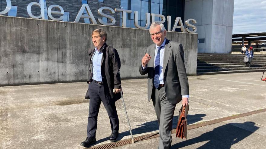 Los abogados Ángel Bernal y Luis Tuero, saliendo ayer de los juzgados. | P. P.