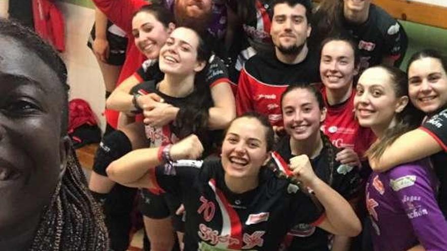 Selfie de las jugadoras del Balonmano Gijón para celebrar la permanencia en el vestuario.