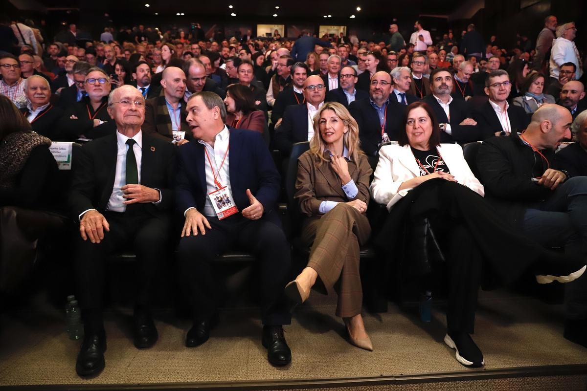 El alcalde de Málaga, Francisco de la Torre; el secretario de UGT FICA, Mariano Hoya; y la vicepresidenta segunda del Gobierno, Yolanda Díaz, este miércoles en Málaga.