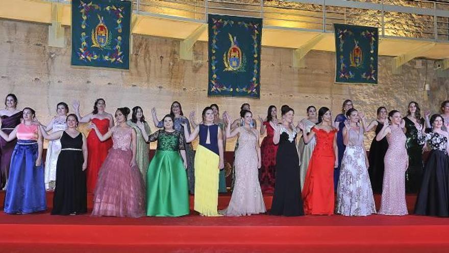 Las 26 candidatas a reina y damas de las fiestas de Elche ayer, en el patio de armas del Palacio de Altamira, durante su presentación oficial.