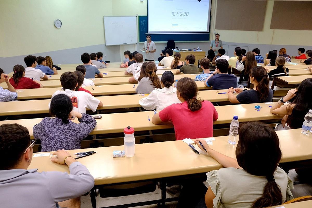 Archivo - Alumnos realizando las Pruebas de Acceso y Admisión a la Universidad (PAU) en un aula de la Universidad de Sevilla.