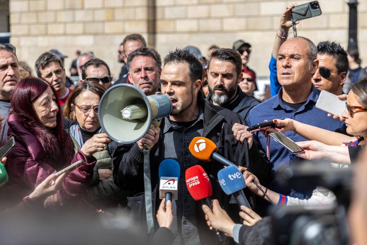 Los funcionarios de prisiones se manifiestan en la plaza de Sant Jaume