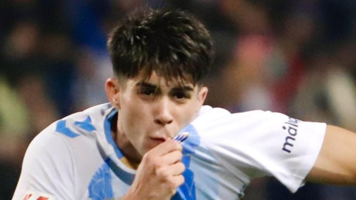 Antoñito Cordero besa el escudo del Málaga CF tras marcar un gol esta temporada.