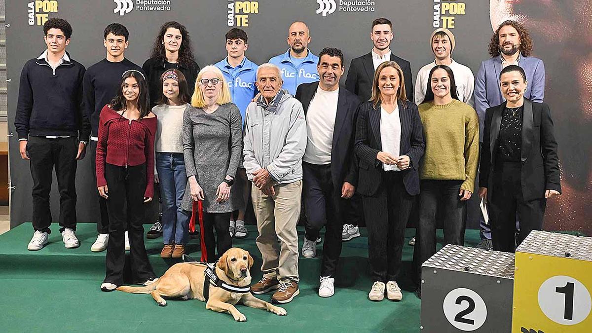 Luis López, Luisa Sánchez y Rosales, junto a los deportistas que participaron en la Gala y los presentadores