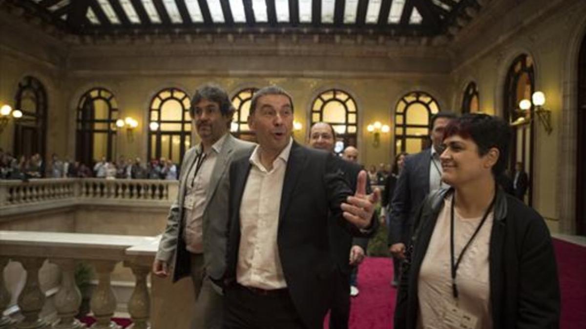 Imagen de archivo de Arnaldo Otegui (centro) a su llegada al Parlament de Catalunya.
