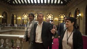 Imagen de archivo de Arnaldo Otegui (centro) a su llegada al Parlament de Catalunya.