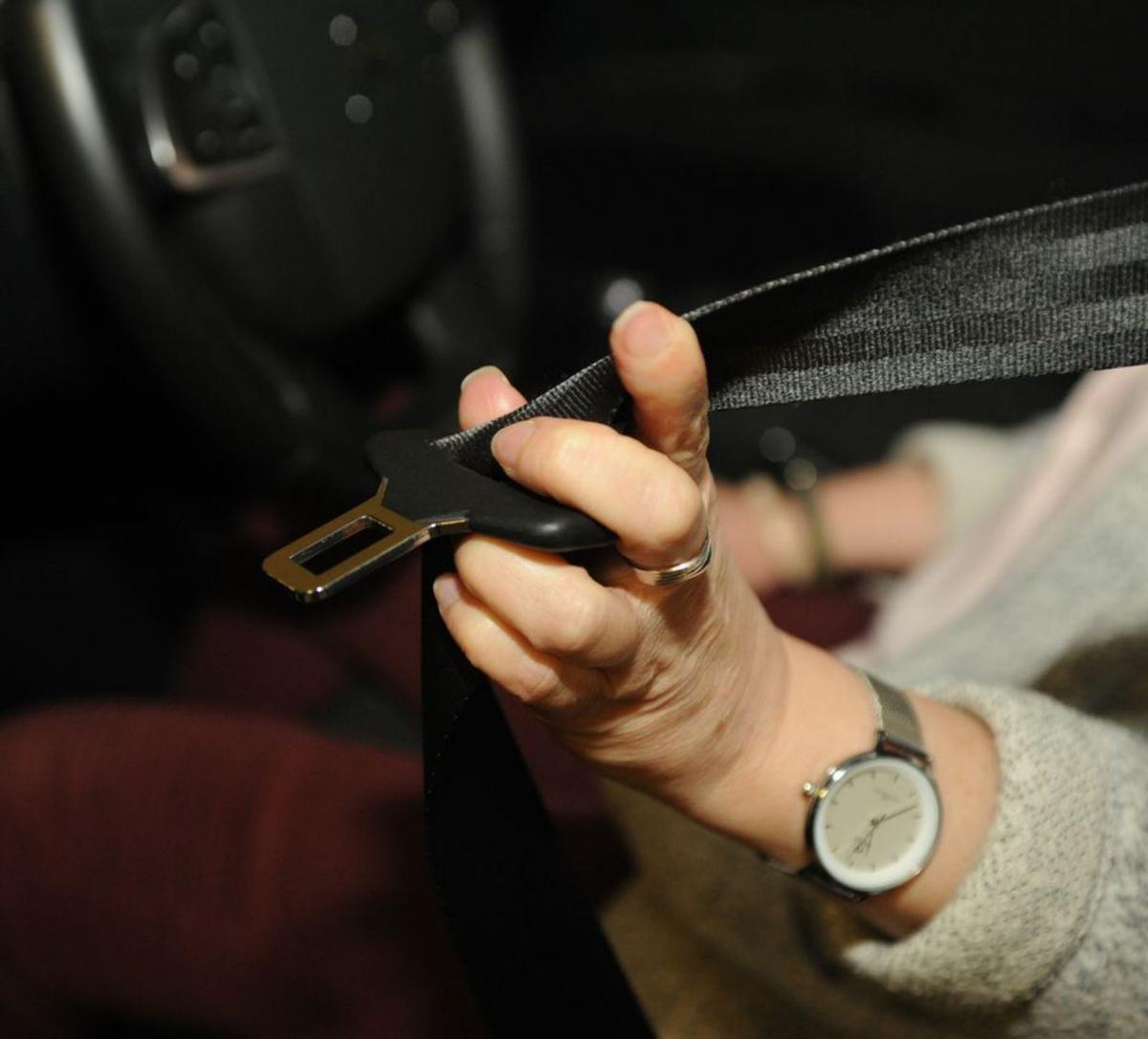 Una conductora se abrocha el cinturón de seguridad. |   // E. P.