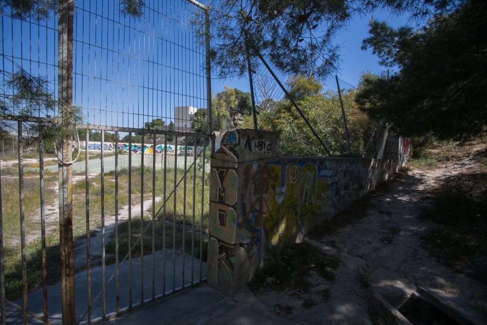 Instalaciones deportivas abandonadas en el Tossal