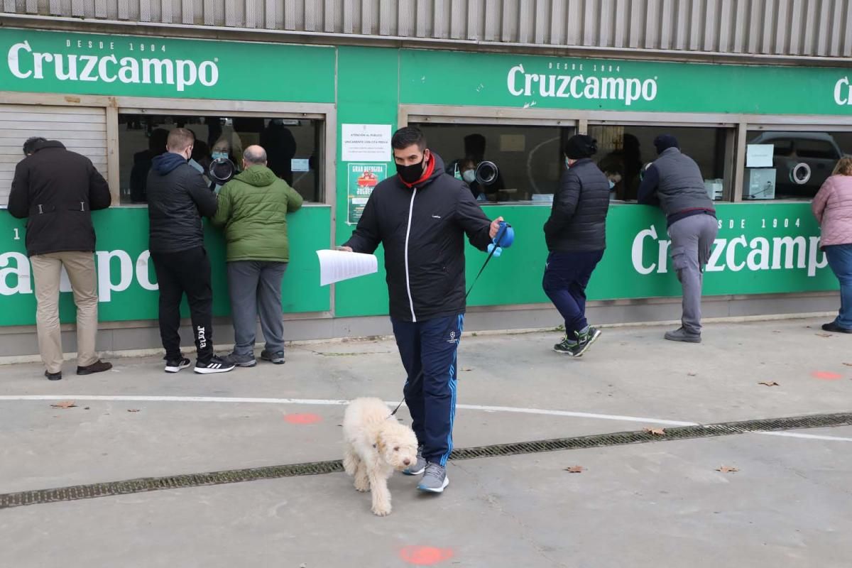 Colas en el estadio de El Arcángel para retirar las entradas del Córdoba CF-Getafe