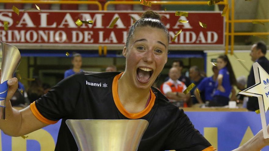 Raquel Carrera festeja el histórico título cosechado en Salamanca. | J.M.POLO/VALENCIA BASKET