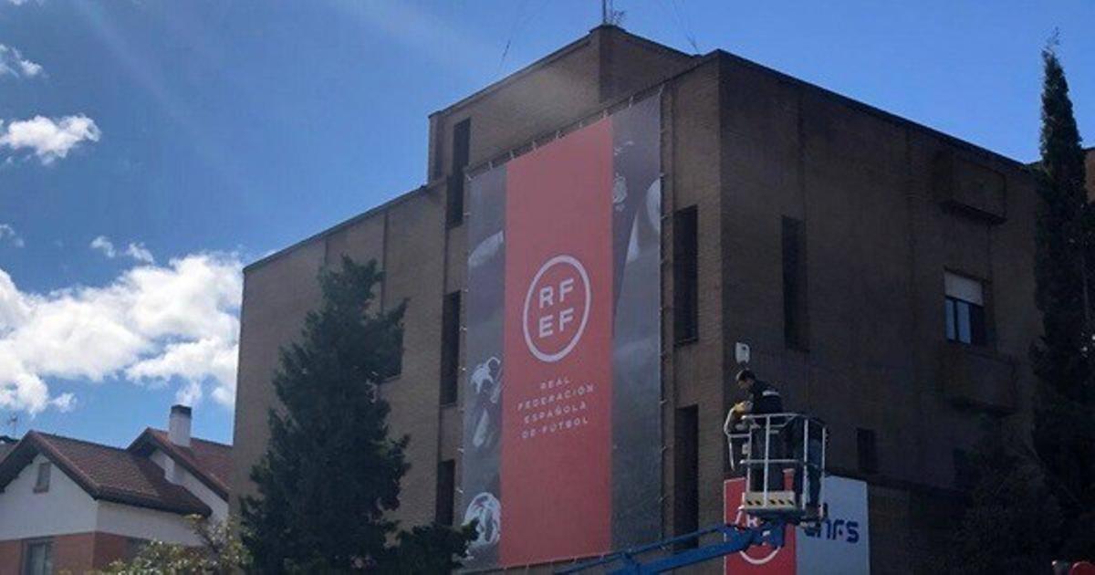 La antigua sede de la Liga Nacional de Fútbol Sala en la calle Mateo Inurria de Madrid será uno de los 14 inmuebles que la RFEF sacará a subasta en mayo.