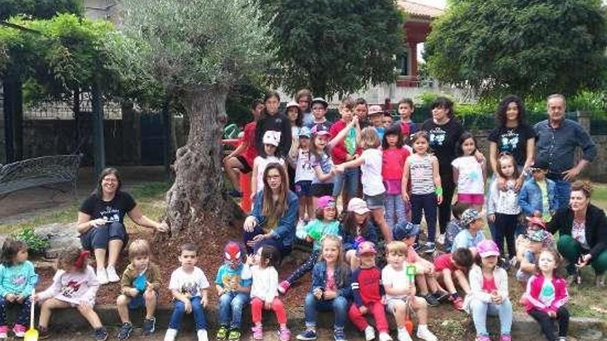 Participantes en el campamento Os Pitufiños. // FdV