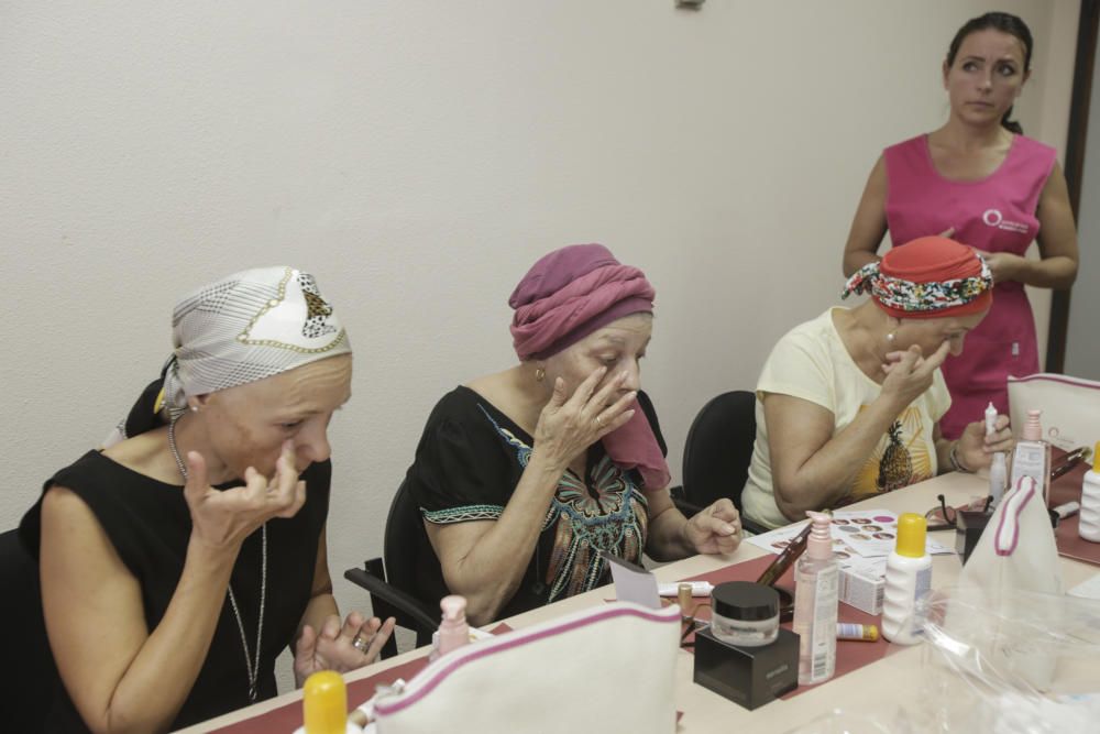 Un taller en el Hospital de Sant Joan enseña a pacientes oncológicas cómo maquillarse