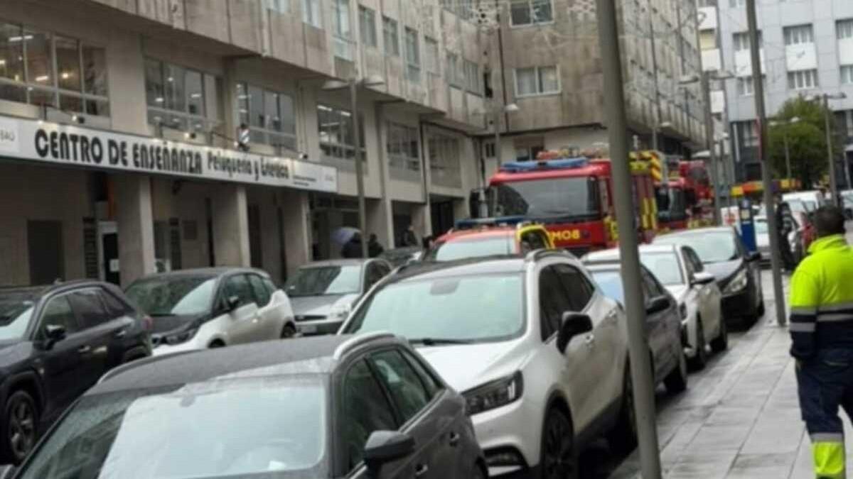 La dotación de los Bomberos de Santiago este martes en la rúa Laverde Ruiz