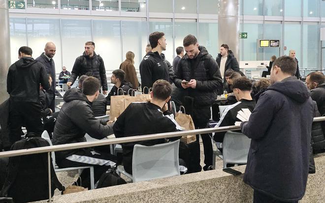 La expedición del Celta pone rumbo a Belgrado desde el aeropuerto de Vigo