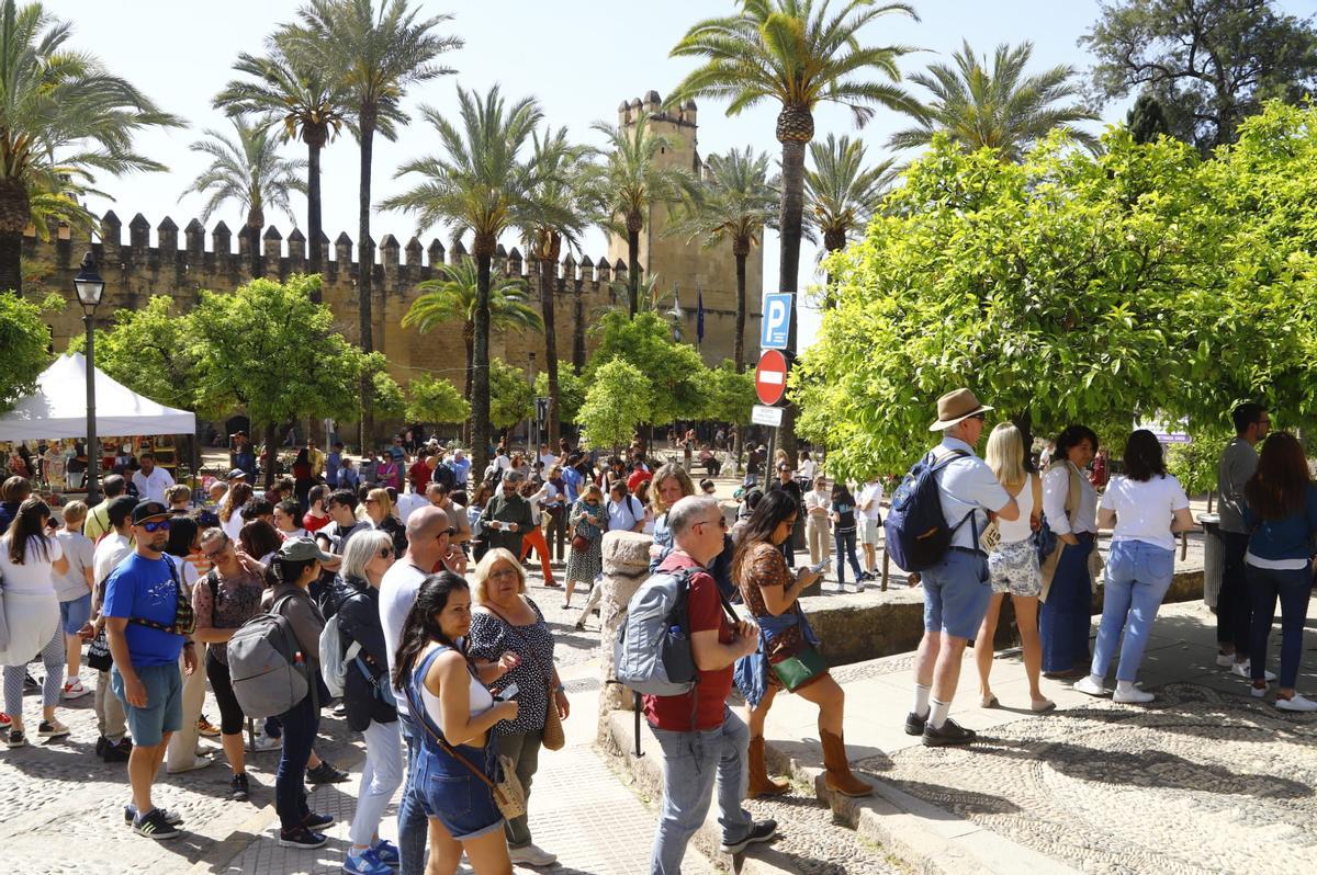 Los turistas abarrotan el Domingo de Resurrección las calles de Córdoba.