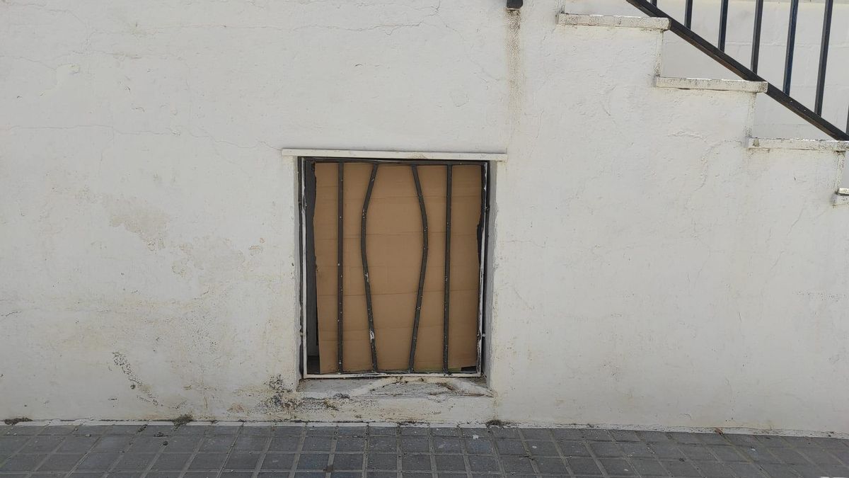 Así quedaron los barrotes de la ventana por la que entraron los ladrones en la sede de Cáritas de Aguilar de la Frontera.