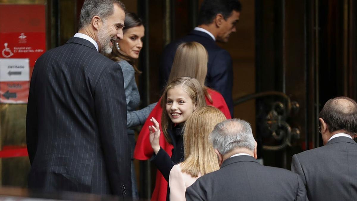 Los Reyes de España y la princesa Leonor saludando