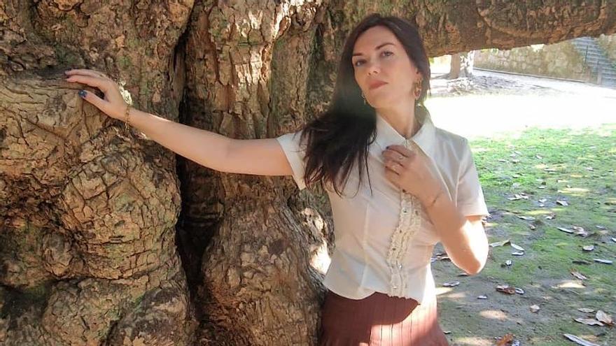 Así pasa su verano la escritora Ledicia Costas
