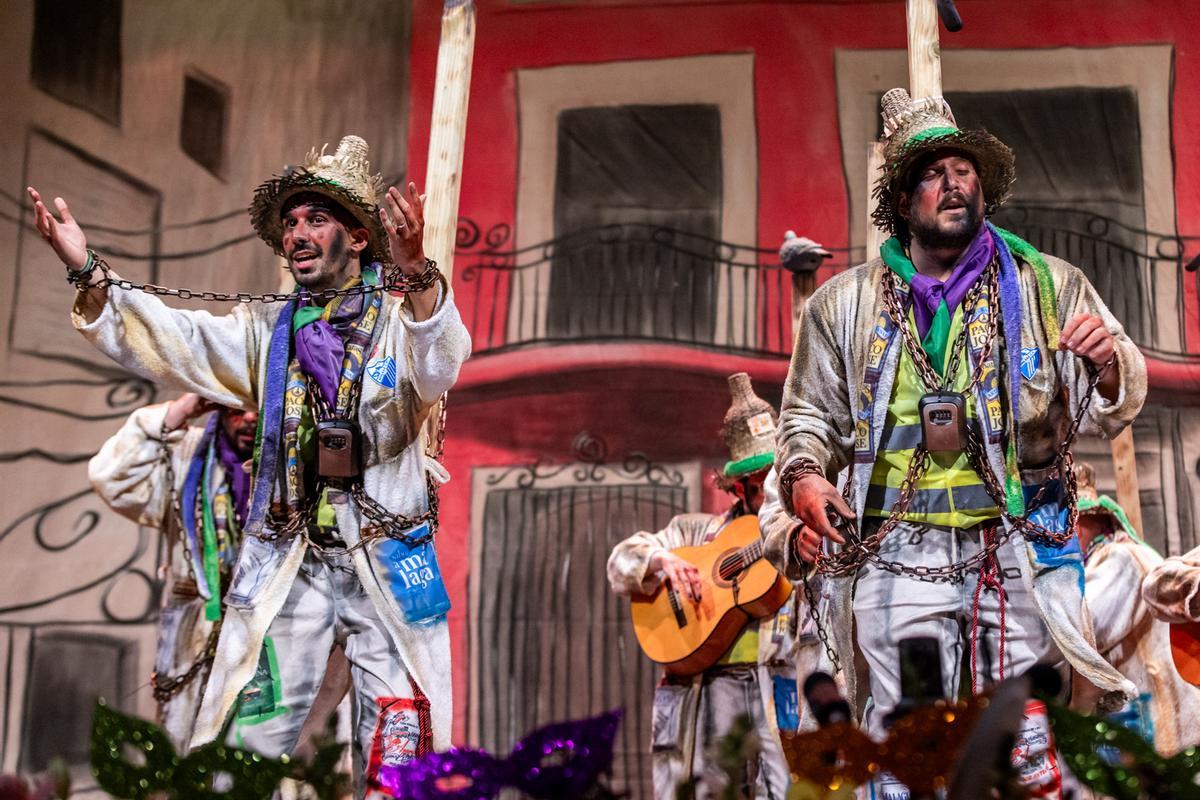 Malagueños en la pira de 'Los del prendimiento'.