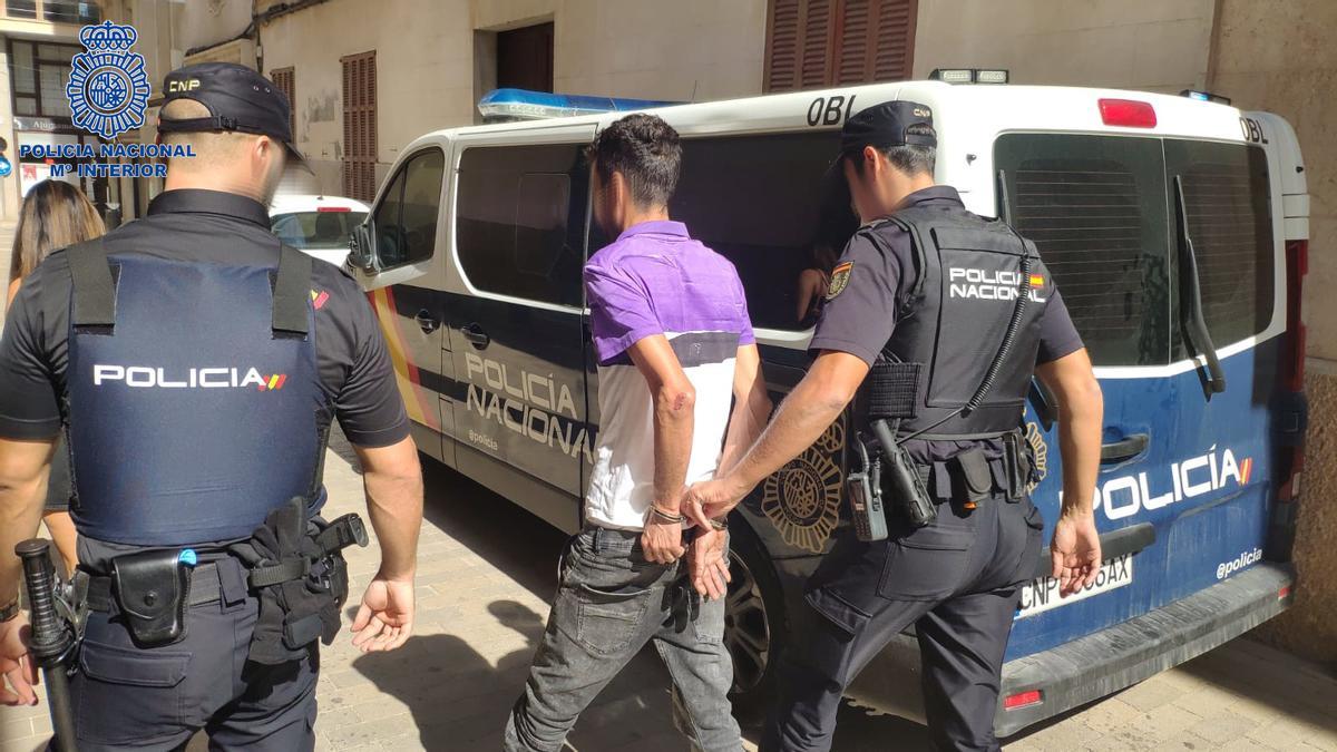 Agentes de Policía trasladan al detenido en Manacor.