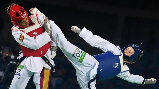 Eva Calvo esquiva un golpe de la galesa Jade Jones, en el combate por el oro