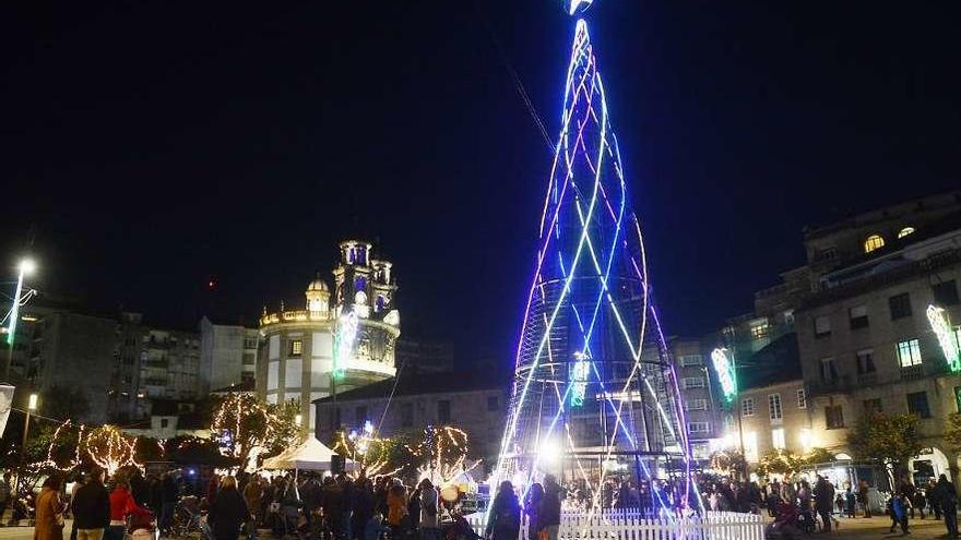 El polémico árbol de luces de A Ferrería que decepcionó en las pasadas navidades. // R. Vázquez