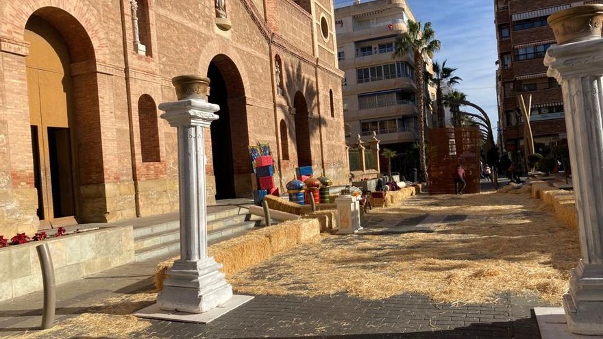 La zona para la recogida de cartas por parte de los pajes reales ya se está preparando junto a la iglesia