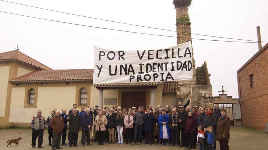 Vecinos de Vecilla de la Polvorosa en una concentración para reivindicar su separación de Morales.