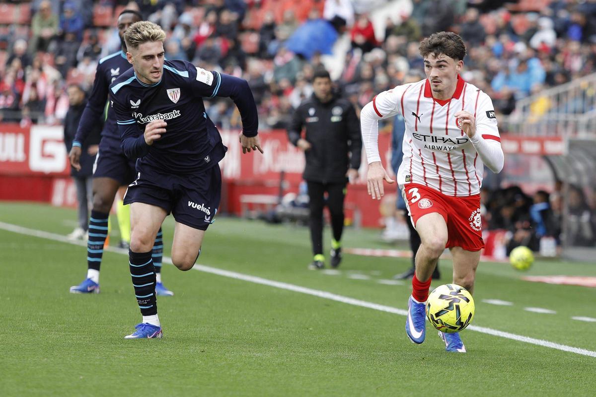 Joel Roca se'n va de Robert Navarro en el duel contra l'Athletic Club a Montilivi